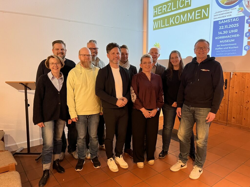 Von links nach rechts: Gaby Böker, 2. Vorsitzende Dorfverein Dalhausen; Fabian Lülff, Projektteam DZD; Tobias Böker, Projektteam DZD; Sebastian Rapp, Projektteam DZD; Bürgermeister Tino Wenkel; Stephan Böker, Projektteam DZD; Martina Werdehausen, Projektmitarbeiterin DZD Kreis Höxter; Ben Klenk, 1., Vorsitzender Dorfverein Dalhausen; Iris Kahl, Projektteam DZD; Christof Derenthal, Projektteam DZD; es fehlt Finn Schwiertz vom Projektteam DZD