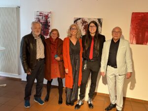Der Künstler Noah Dohmann im Kreis seiner Familie und Freunden