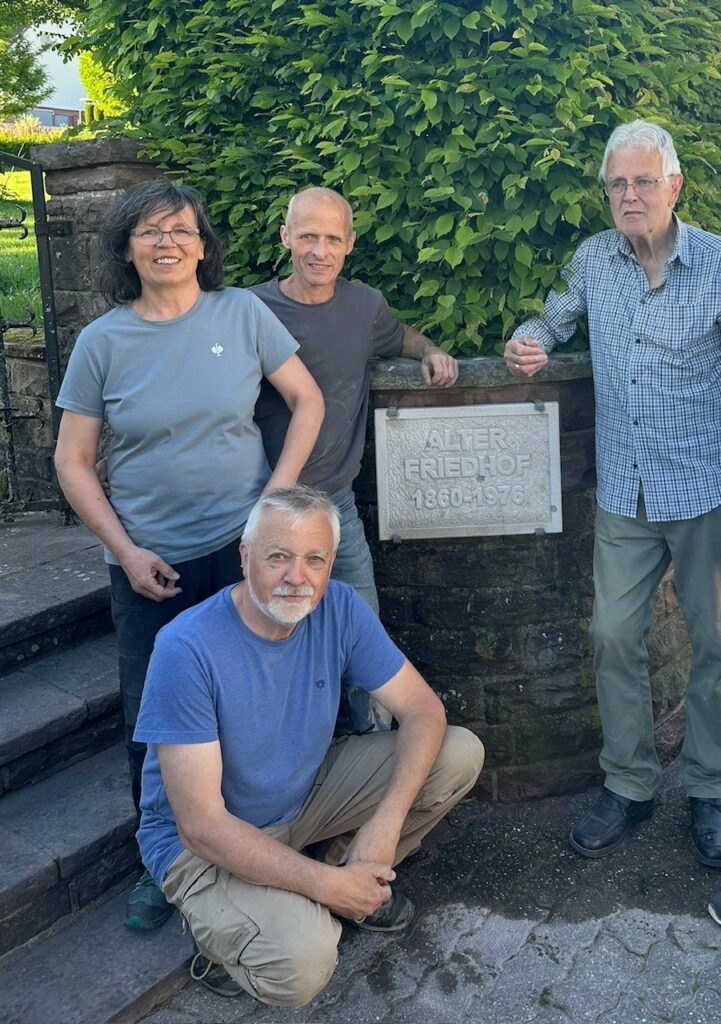 Foto Jürgen Böker | Von links: Kirsten und Raphael Strauch, Manfred Dierkes | Vorn Michael Behre